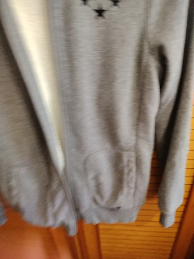 Sudadera gris con capucha y cremallera