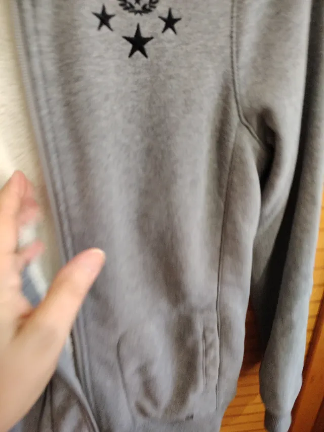 Sudadera gris con capucha y cremallera