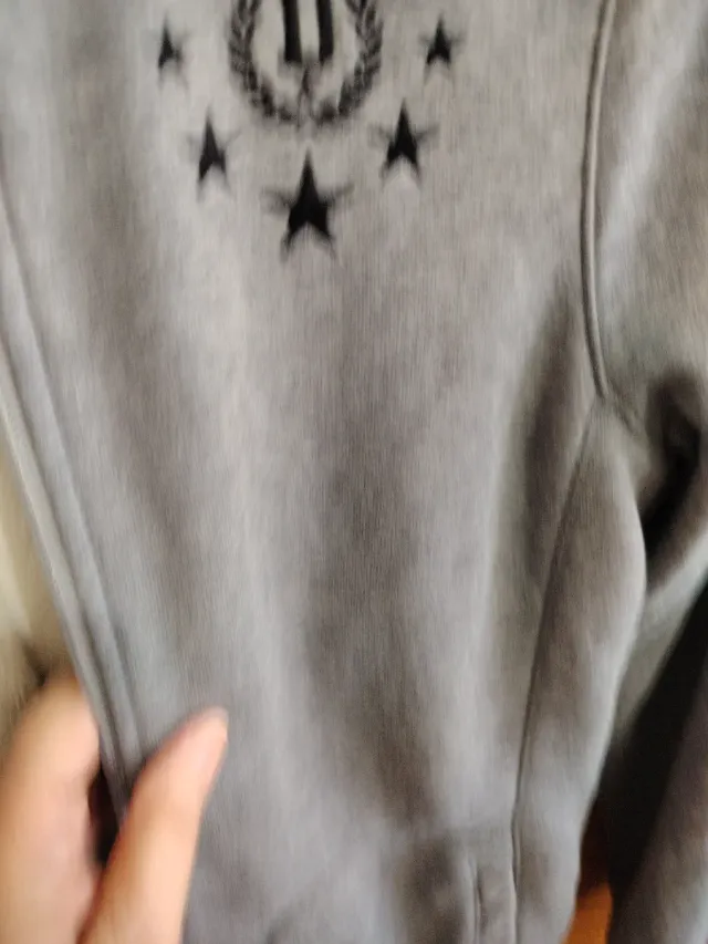 Sudadera gris con capucha y cremallera