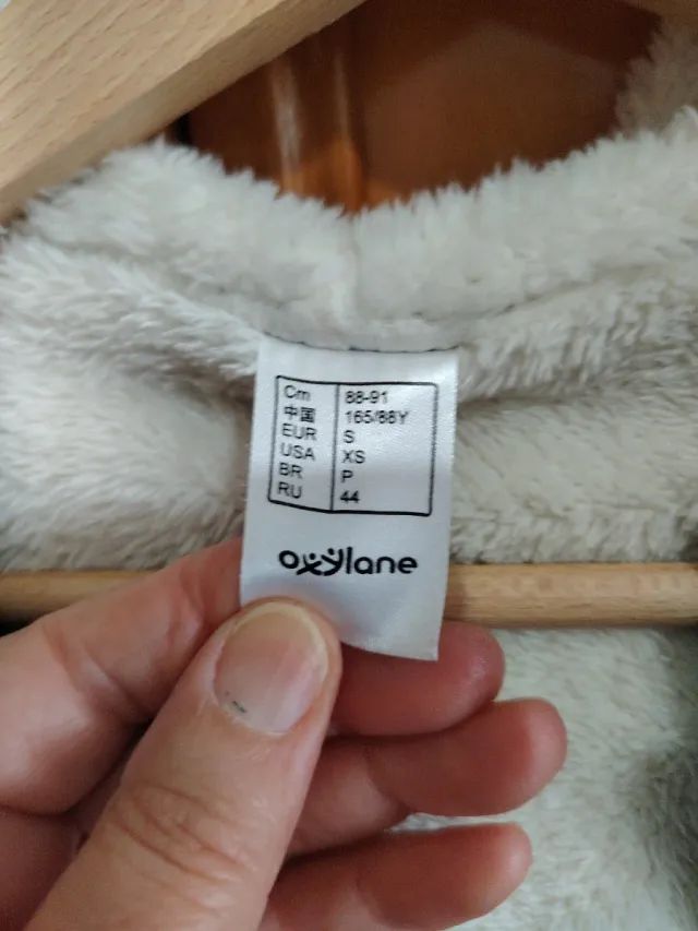 Sudadera gris con capucha y cremallera