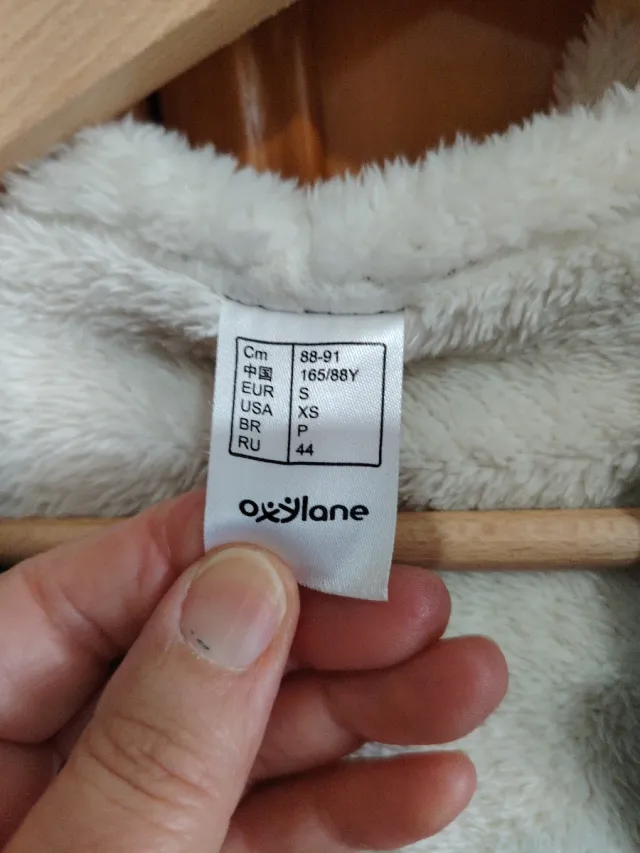 Sudadera gris con capucha y cremallera