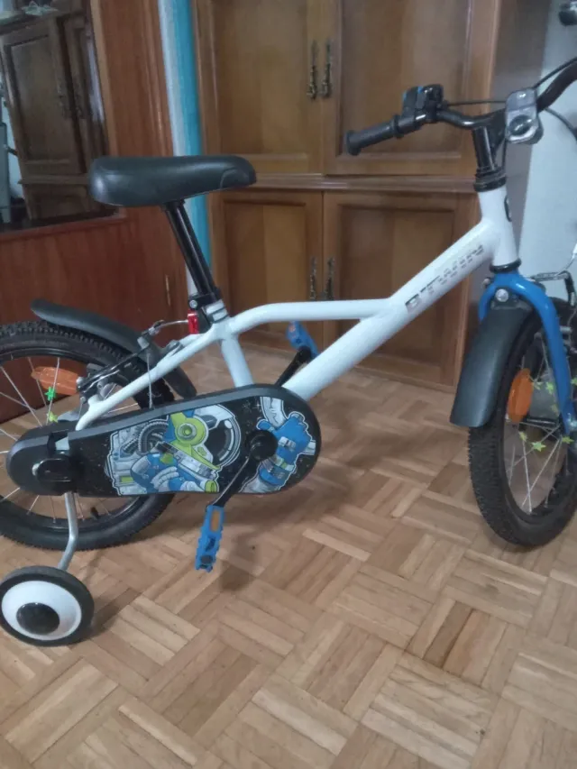 Bicicleta infantil blanca y azul