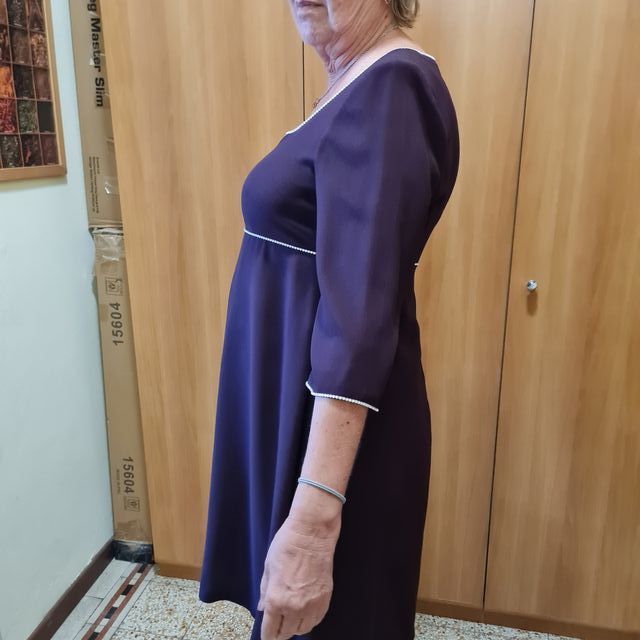 Abito bordeaux con bordi con brillantini