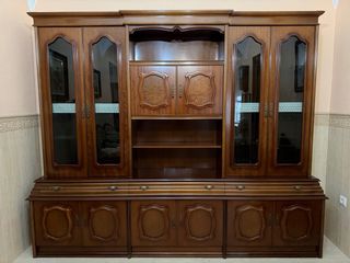 Mueble de salón de madera con vitrinas
