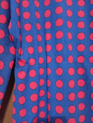 Vestito leggero  elasticizzato a pois blu e rossi