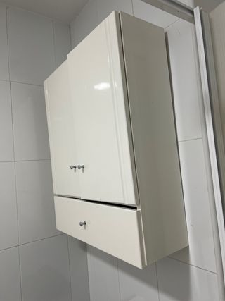 Mueble baño madera blanco pared