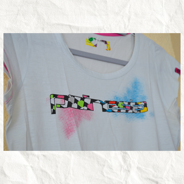 Camiseta Polinesia | Blanca, azul y rosa