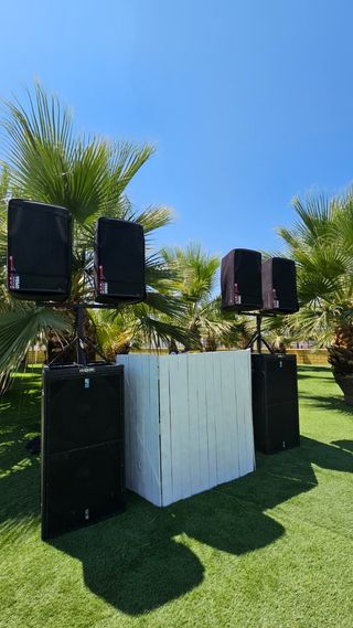 Alquiler de altavoces, luces, DJ, micros, grupos