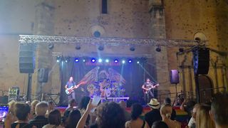 Alquiler de altavoces, luces, DJ, micros, grupos