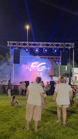 Alquiler de altavoces, luces, DJ, micros, grupos