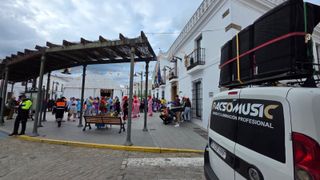 Alquiler de altavoces, luces, DJ, micros, grupos