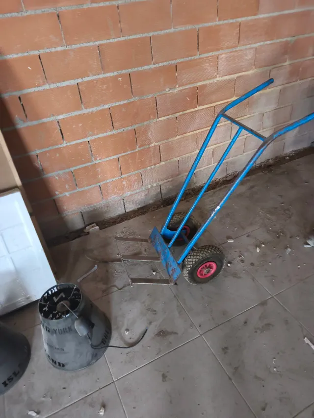 Carretilla de carga azul ruedas para hinchar.