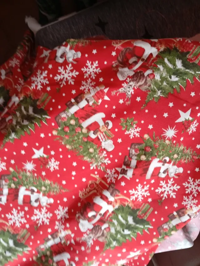 Tela Navideña Roja con Estampado