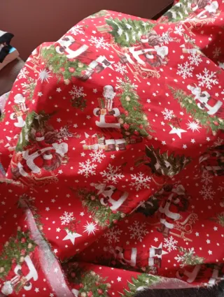 Tela Navideña Roja con Estampado