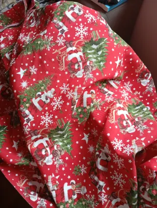 Tela Navideña Roja con Estampado