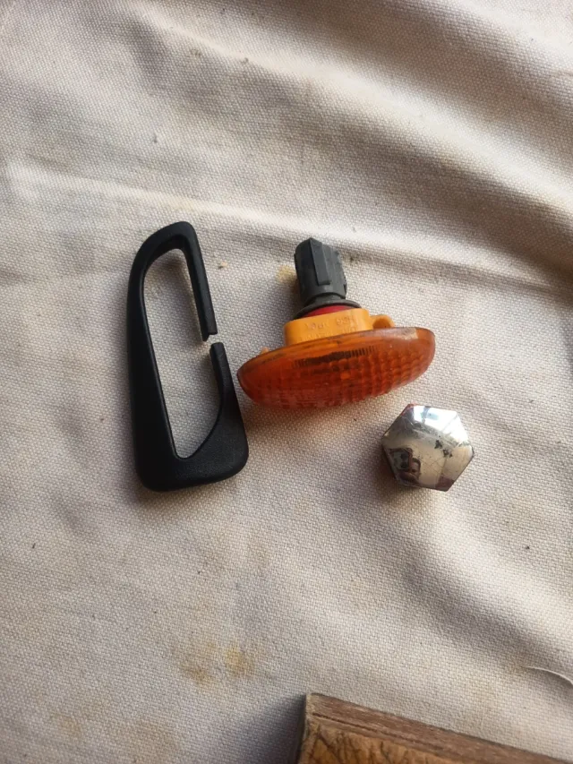 Retrovisor exterior y pequeña pieza