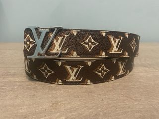 Cintura marrone con logo argentato