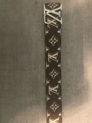 Cintura marrone con logo argentato