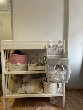 Cama-cuna de bebé blanca con cambiador incluido