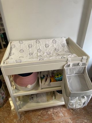 Cama-cuna de bebé blanca con cambiador incluido