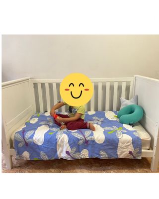 Cama-cuna de bebé blanca con cambiador incluido