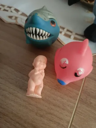 Lotto di giocattoli: squalo, maialino, bambola