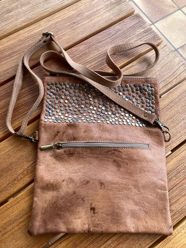 Bolso de piel con tachuelas