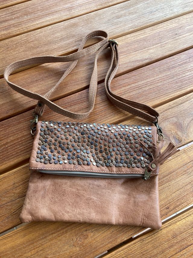 Bolso de piel con tachuelas