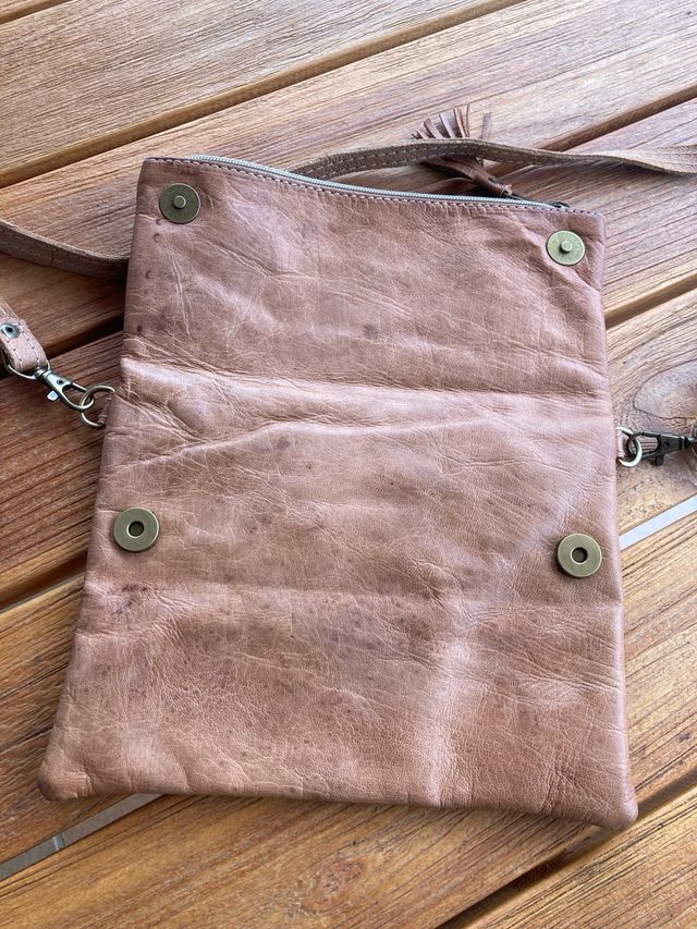 Bolso de piel con tachuelas