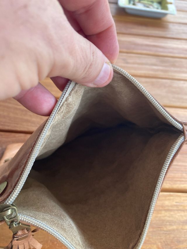 Bolso de piel con tachuelas