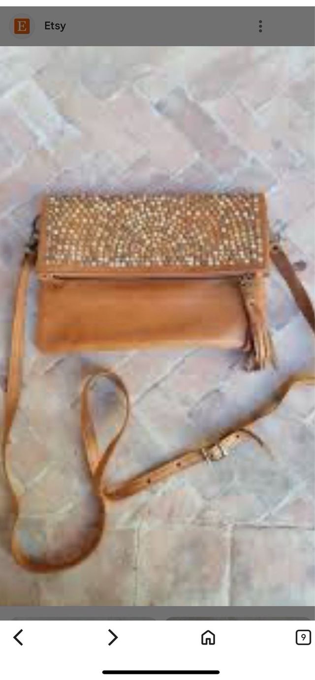 Bolso de piel con tachuelas