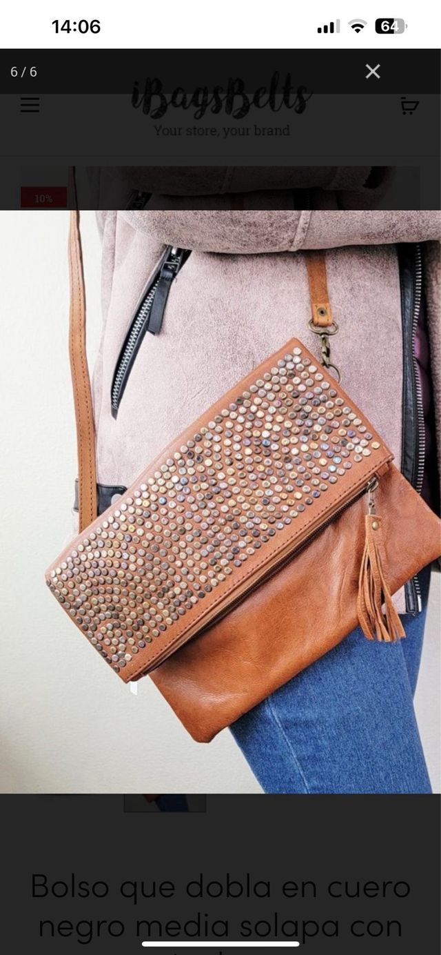 Bolso de piel con tachuelas