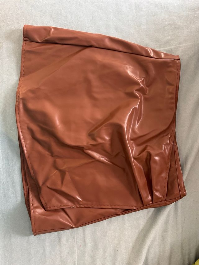 Falda marrón cuero sintético
