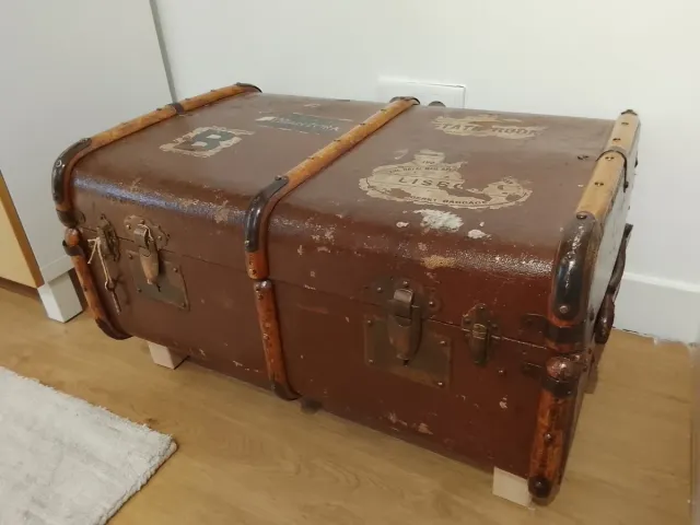 Maleta antigua convertida en mesa auxiliar