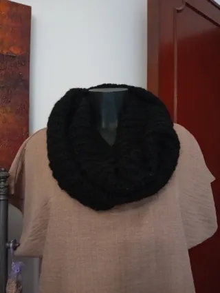 Scaldacollo e copricapo nero