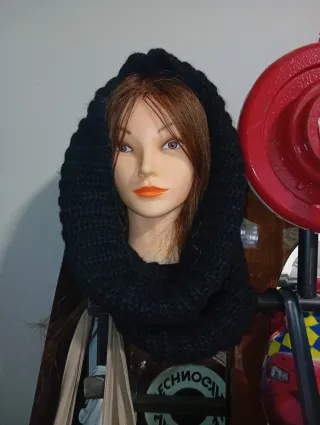 Scaldacollo e copricapo nero