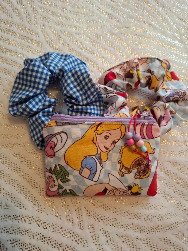 Monedero y Scrunchies Alice in Wonderland
