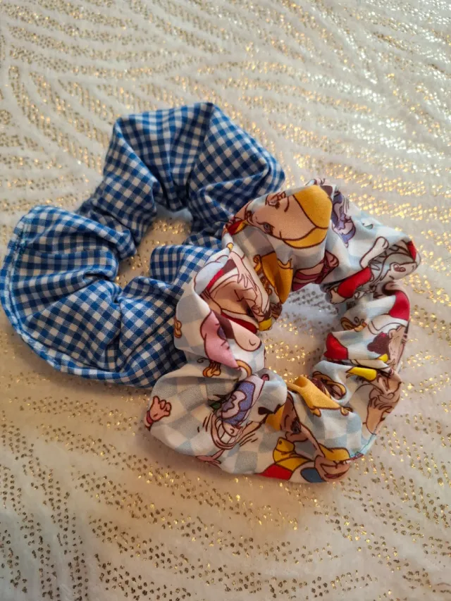 Monedero y Scrunchies Alice in Wonderland