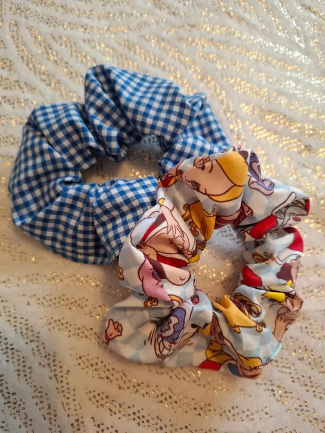 Monedero y Scrunchies Alice in Wonderland