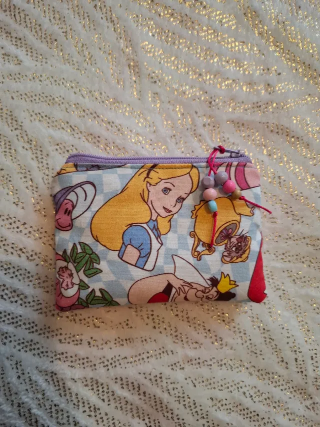 Monedero y Scrunchies Alice in Wonderland