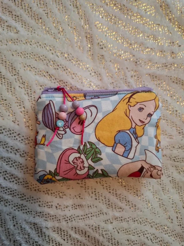 Monedero y Scrunchies Alice in Wonderland
