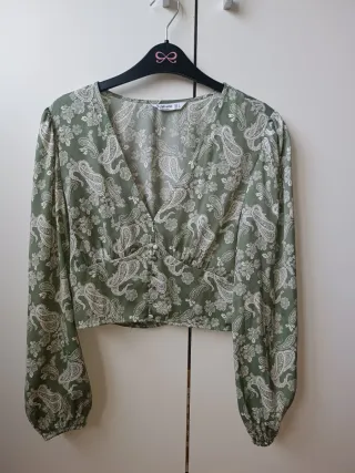 Blusa verde con estampado paisley