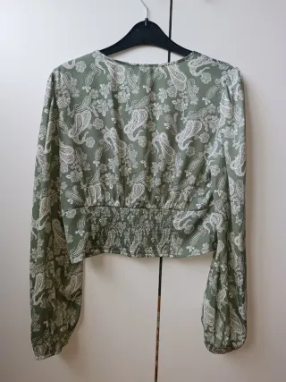 Blusa verde con estampado paisley