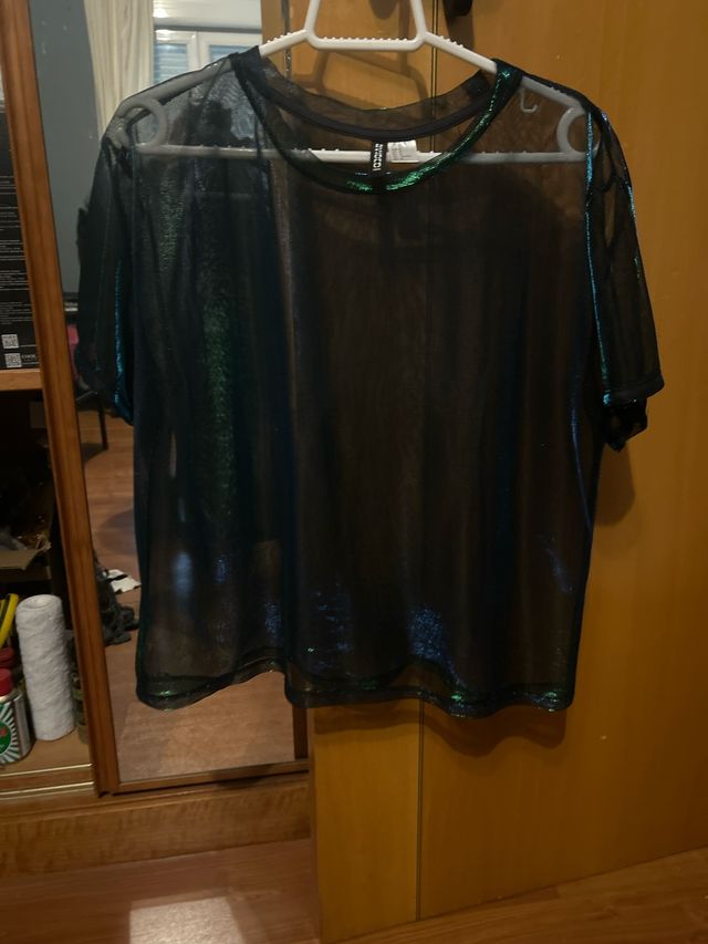Camiseta H&M transparente verde y negra