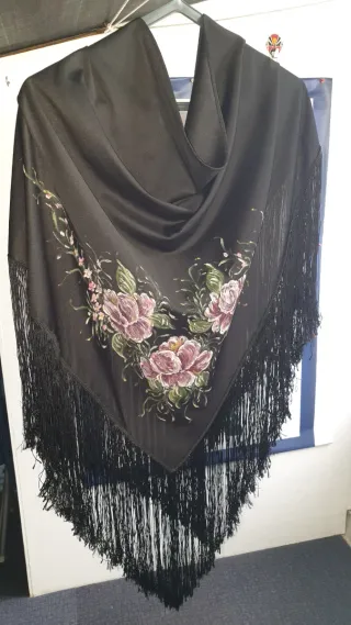 Xaile preto com flores pintadas