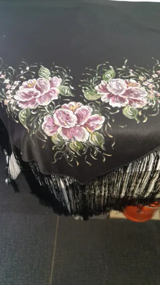 Xaile preto com flores pintadas