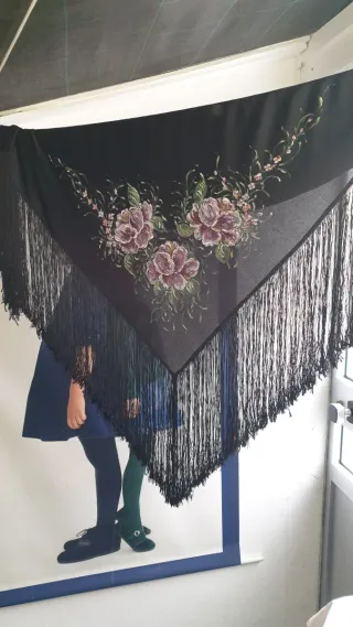 Xaile preto com flores pintadas