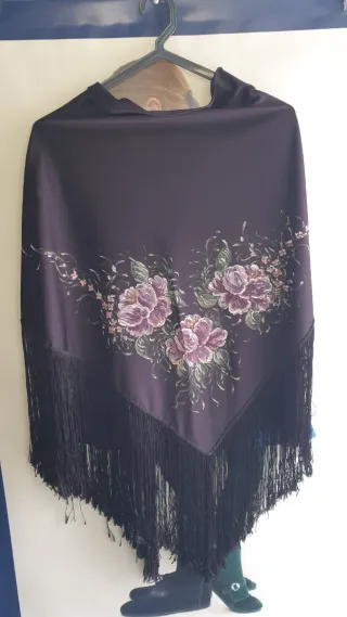 Xaile preto com flores pintadas