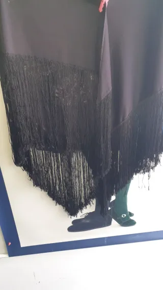 Xaile preto com flores pintadas