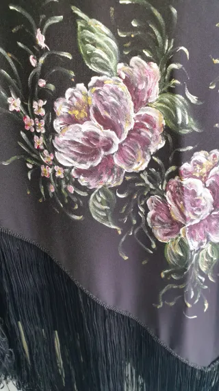 Xaile preto com flores pintadas